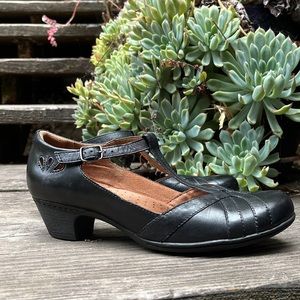 Rockport 1920’s-Inspired Black Pumps